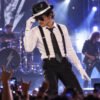 D_995325-MCO117779920265_092026-O.jpg Kit Disfraz Michael Jackson Sombrero Corbata Lentejuelas Negro Única